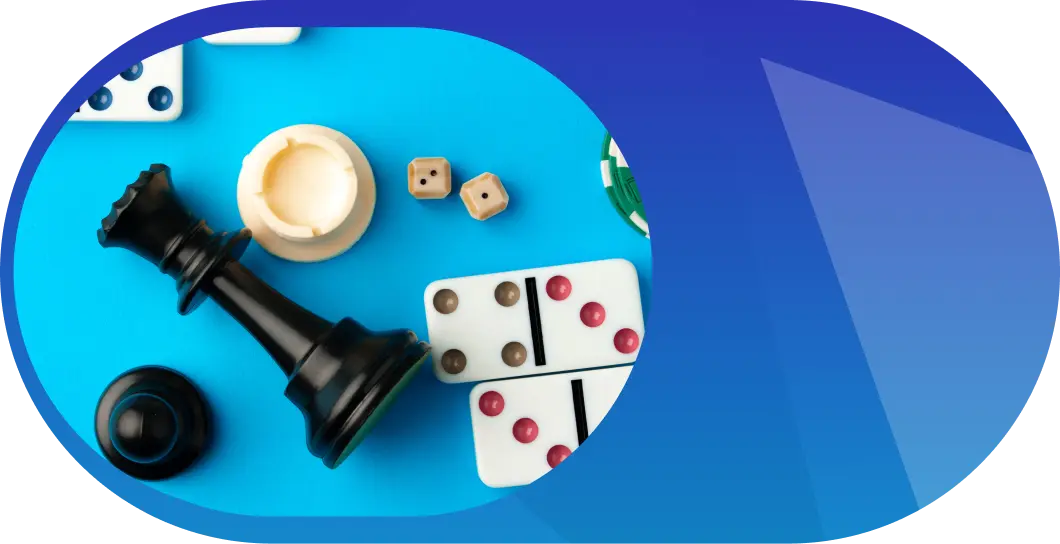 De speelstukken op een blauwe achtergrond bestaan uit dominostenen, een zwarte schaakkoning, pokerfiches en houten dobbelstenen, wat een speelse, strategische sfeer oproept.